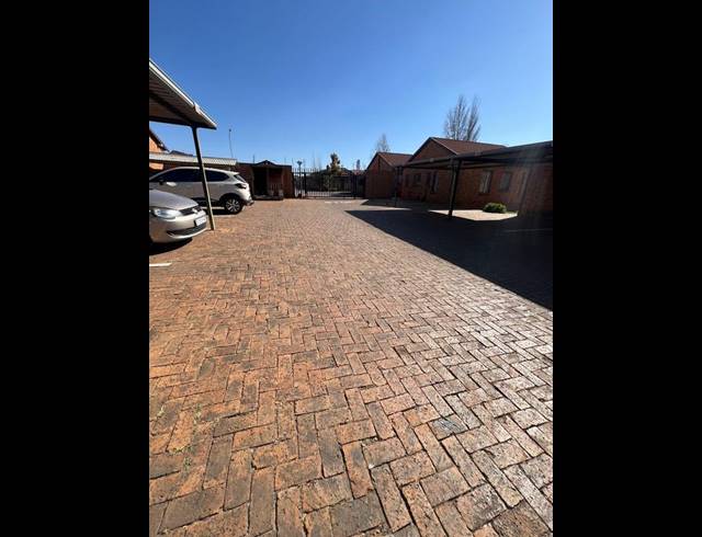 3 BEDROOM HOUSE FOR SALE IN PROTEA GLEN EXT